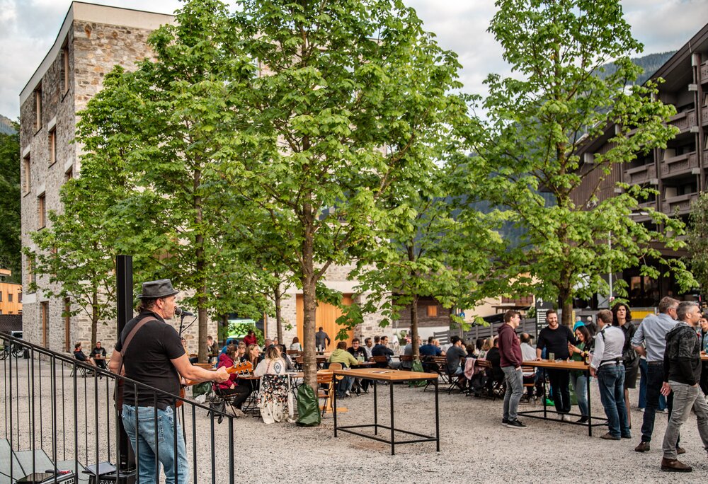 Ein Musiker mit Gitarre im Gastgarten des Josefsheim in Schruns. | © Silvretta Montafon - Friederike Weber