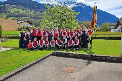 Eine große Gruppe von Musikanten in Tracht. | © Silvretta Montafon - Harmoniemusik Schruns