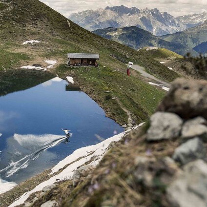 Ein Snowboarder fährt mit dem Snowboard über den Kälbersee in der Silvretta Montafon | © Silvretta Montafon - Marcel Lämmerhirt