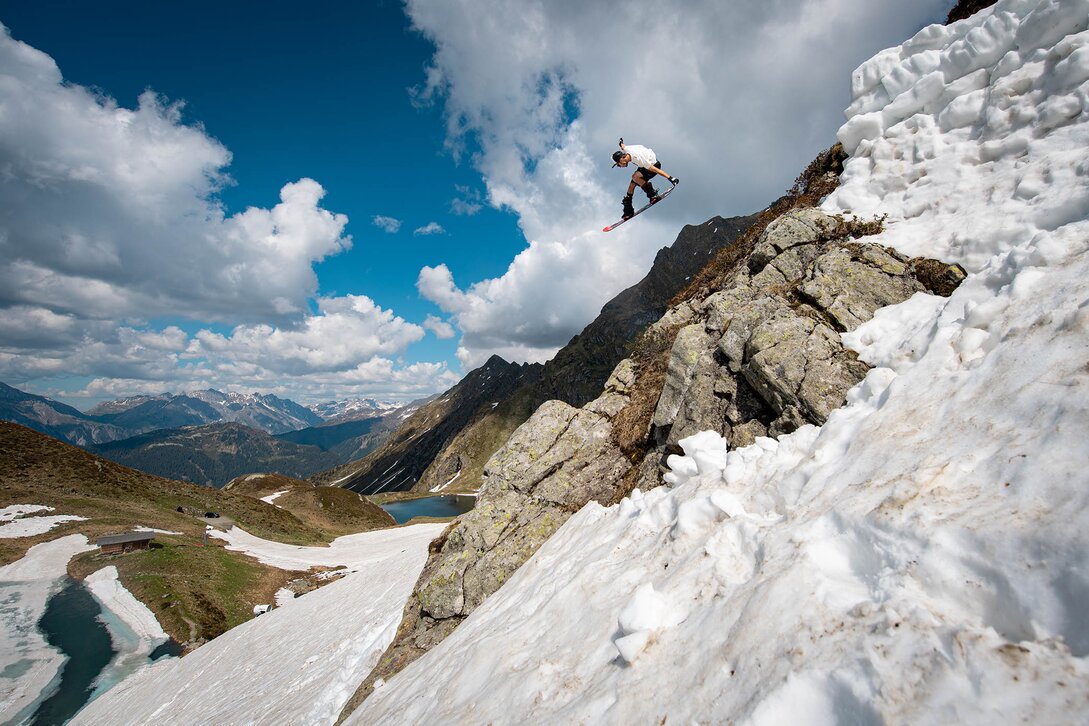 Ein Snowboarder springt über eine Schanze im Seetal in der Silvretta Montafon | © Silvretta Montafon - Marcel Lämmerhirt