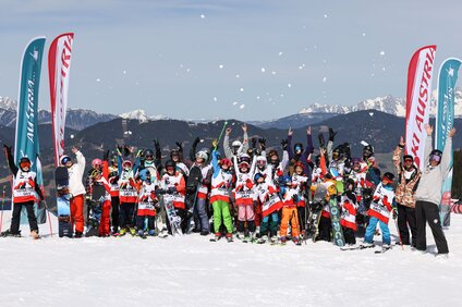 Eine Gruppenfoto von Kindern und Betreuern bei den Austrian Snowpark Days in der Silvretta Montafon. | © Austrian Snowpark Days