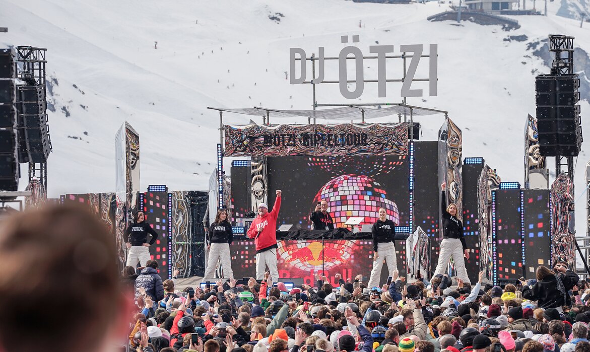 DJ Ötzi und seine Tanzgruppe performen auf einer großen Bühne im Skigebiet Silvretta Montafon. | © Silvretta Montafon - Vanessa Strauch