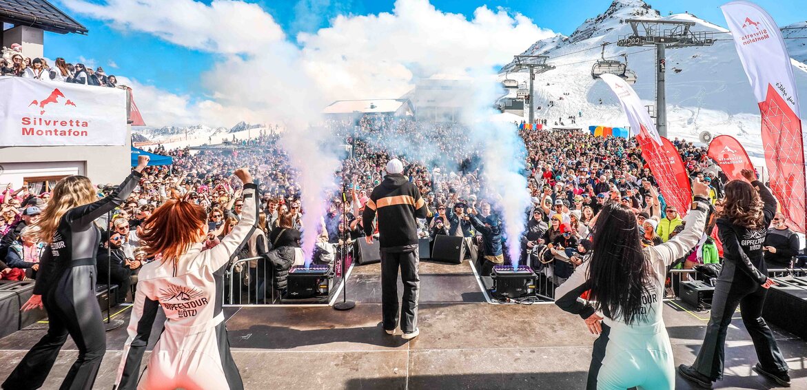 DJ Ötzi Konzert 2025 - Silvretta Montafon | © Silvretta Montafon - Vanray Pictures Eine Bühne mit Tämzern und Musikern und die Menschenmenge im Hintergrund Mitten im Skigebiet Silvretta Montafon. | © Silvretta Montafon - Vanray Pictures