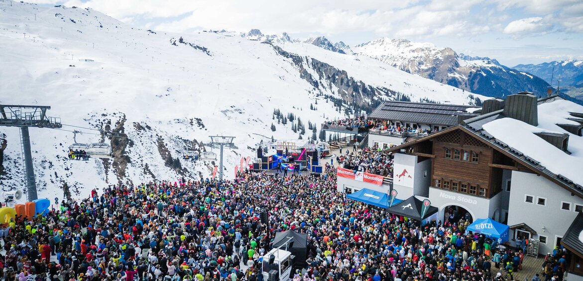 DJ Ötzi - Silvretta Montafon | © Silvretta Montafon - Vanray Pictures Eine große Veranstaltung am Berg mit vielen Leuten und der Bergkulisse im Hintergrund | © Silvretta Montafon - Vanray Pictures