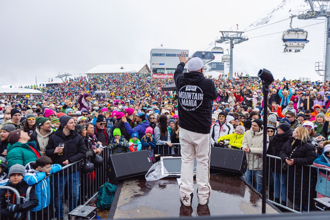DJ Ötzi auf der Bühne vor großem Publikum direkt im Skigbiet Silvretta Montafon. | © Silvretta Montafon - Vanessa Strauch