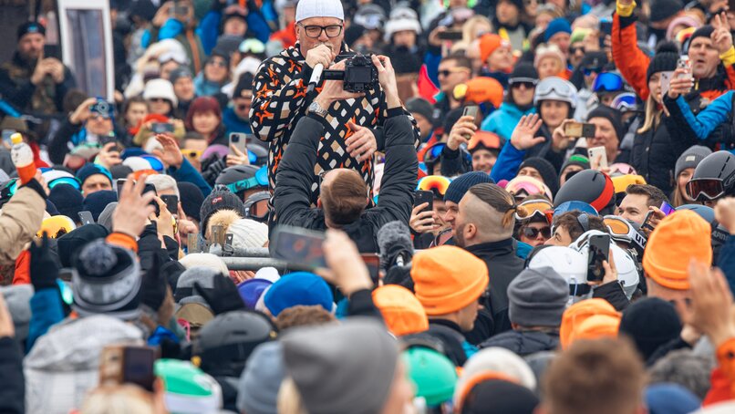 DJ Ötzi auf der Bühne umgeben vom Publikum direkt im Skigbiet Silvretta Montafon. | © Silvretta Montafon - Vanessa Strauch