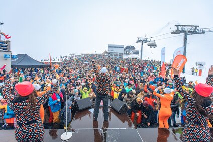 DJ Ötzi auf der Bühne umgeben vom Publikum direkt im Skigbiet Silvretta Montafon. | © Silvretta Montafon - Vanessa Strauch