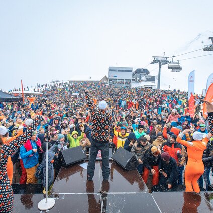 DJ Ötzi auf der Bühne umgeben vom Publikum direkt im Skigbiet Silvretta Montafon. | © Silvretta Montafon - Vanessa Strauch