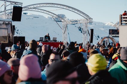 DJ Happy vor der Kulisse in der Silvretta Montafon am DJ Pult | © Silvretta Montafon - GOODGUYPAEZ