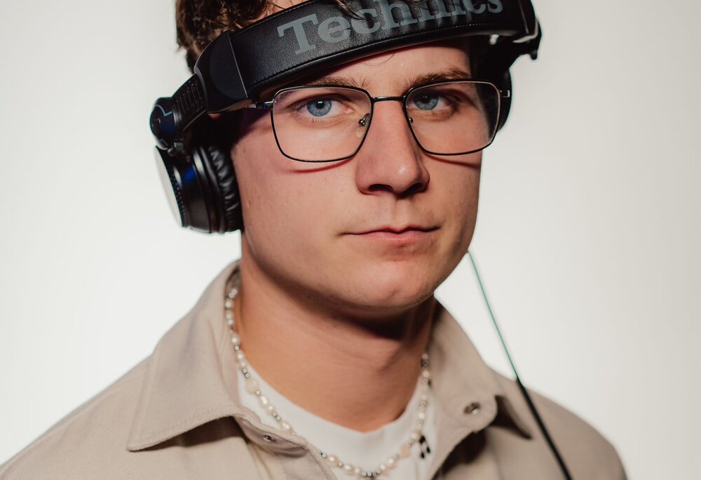 DJ NIXOWACHT schaut in die Kamera mit weißem Hintergrund | © Silvretta Montafon - Robin Mayer