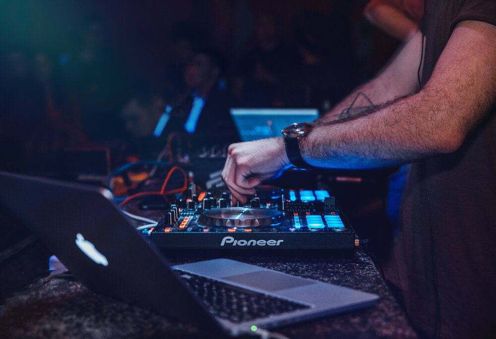 DJ Hände am Pult im Skigebiet Silvretta Montafon. | © Silvretta Montafon - pexels