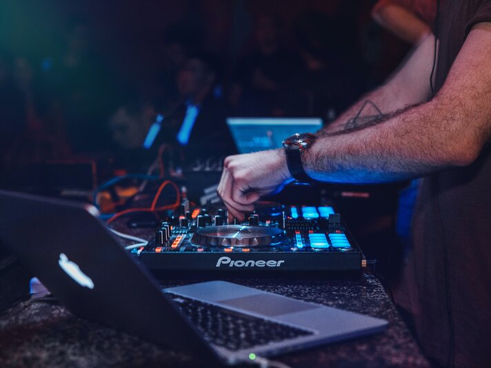 DJ Hände am Pult im Skigebiet Silvretta Montafon. | © Silvretta Montafon - pexels