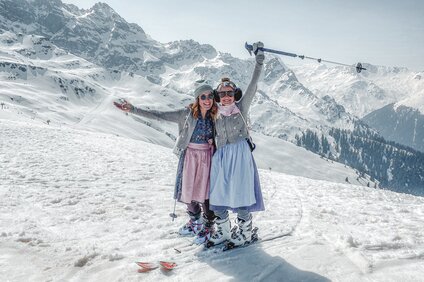 Zwei Mädels im Dirndl beim Skifahreb im Skigebiet Silvretta Montafon. | © Silvretta Montafon