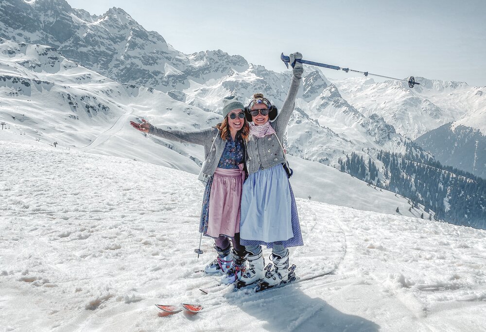 Zwei Mädels im Dirndl beim Skifahreb im Skigebiet Silvretta Montafon. | © Silvretta Montafon