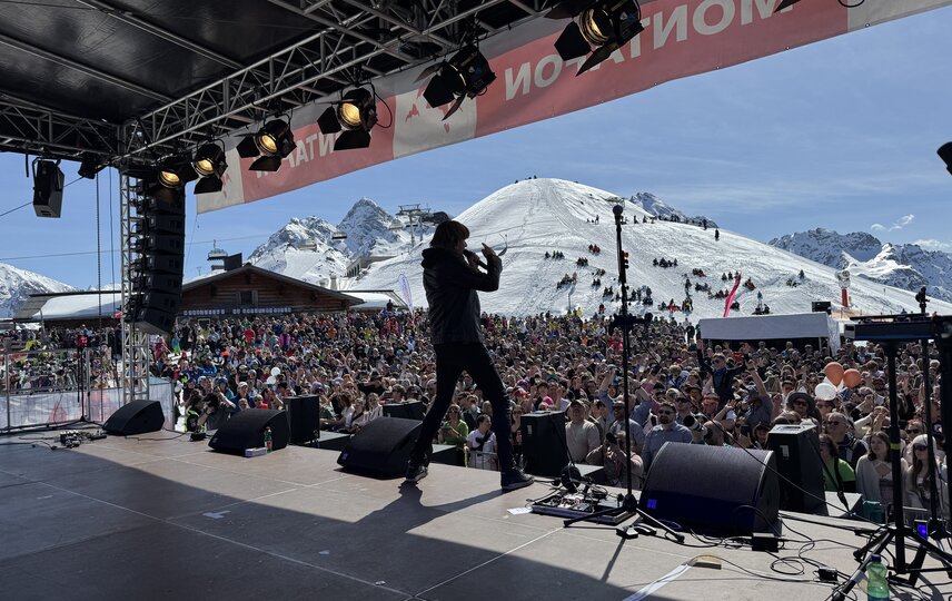 Mickie Krause auf der Bühne vor einem großen Publikum im Skigebiet Silvretta Montafon. | © Silvretta Montafon - Vanessa Strauch