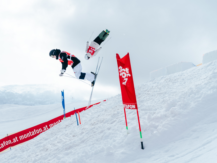 Zwei Schifahrer in der Luft nach Absprung von Kicker auf der Buckelpiste bei Weltmeisterschaft der Silvretta Montafon | © Silvretta Montafon - Marie-Christin Schilcher