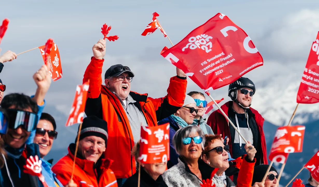 jubelnde Fans die bei FIS WM Silvretta Montafon zusehen | © Silvretta Montafon - Marie-Christin Schilcher