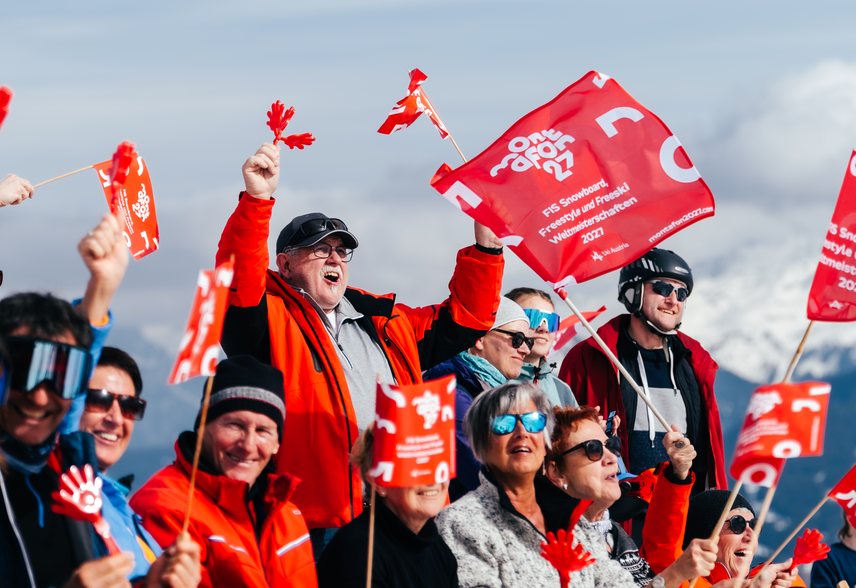 jubelnde Fans die bei FIS WM Silvretta Montafon zusehen | © Silvretta Montafon - Marie-Christin Schilcher