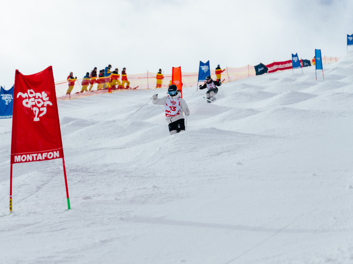zwei Wettkämpfer der FIS WM 2027 Silvretta Montafon fahren auf Buckelpist um den Sieg | © Silvretta Montafon - Marie-Christin Schilcher