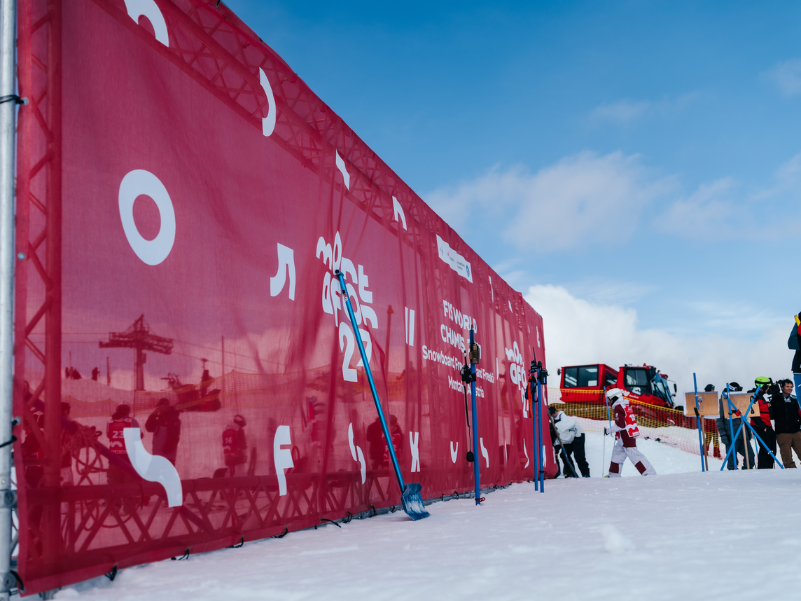 Silvretta Montafon Weltmeisterschafts Werbebanner an den blaue Gegenstände angelehnt sind | © Silvretta Montafon - Marie-Christin Schilcher