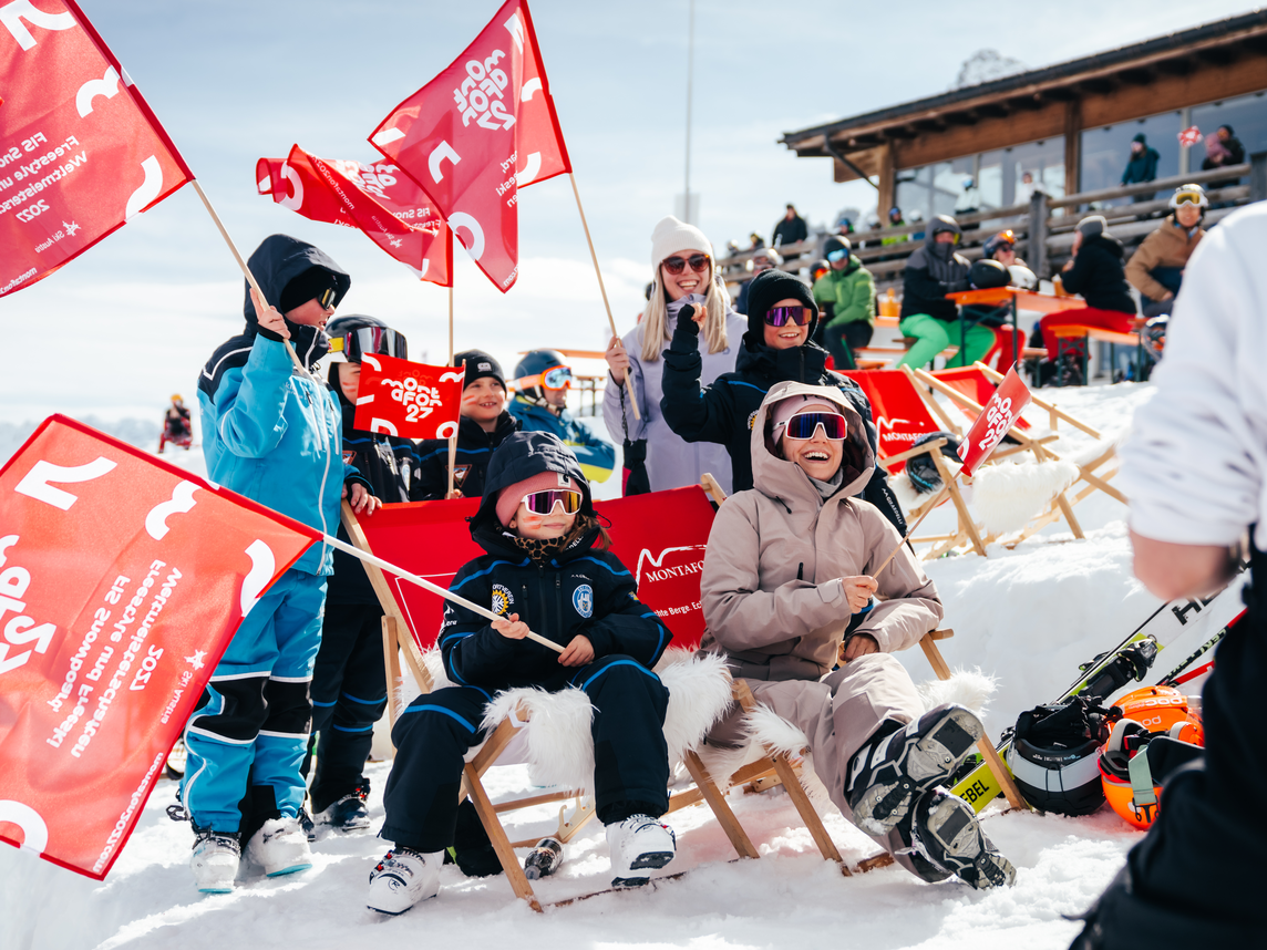 Fans der FIS WM 2027 Silvretta Montafon schwenken Fahnen der WM und haben Spaß | © Silvretta Montafon - Marie-Christin Schilcher