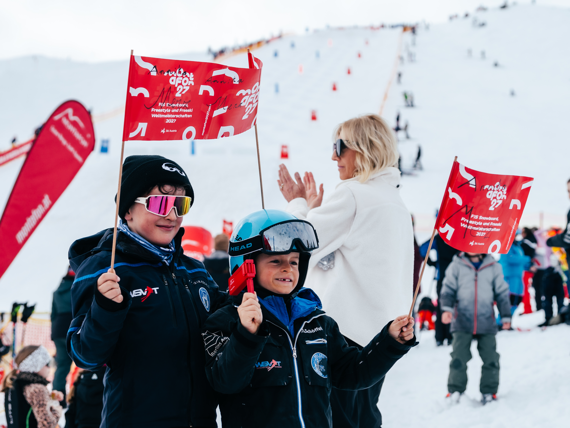 Zwei Kinder feuern die Athleten bei der FIS WM 2027 im Montafon an. | © Silvretta Montafon - Marie-Christin Schilcher
