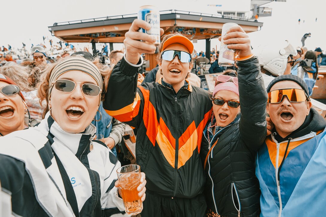 Feiernde Gruppe von jungen Menschen in 80er Jahre Kleidung bei der Forever 80s Party in der Silvretta Montafon. | © Silvretta Montafon - Vanessa Strauch