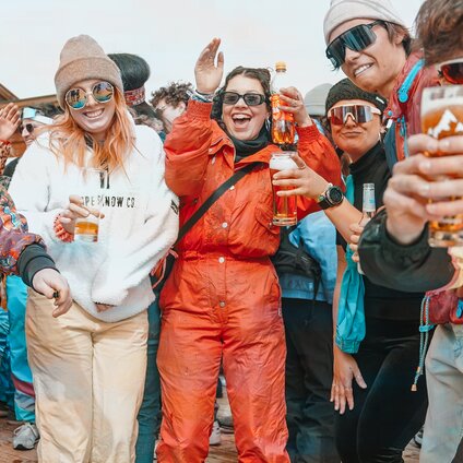 Feiernde Gruppe von jungen Menschen in 80er Jahre Kleidung bei der Forever 80s Party in der Silvretta Montafon. | © Silvretta Montafon - Vanessa Strauch