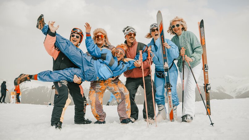 Feiernde Gruppe von jungen Menschen in 80er Jahre Kleidung bei der Forever 80s Party in der Silvretta Montafon. | © Silvretta Montafon - Vanessa Strauch