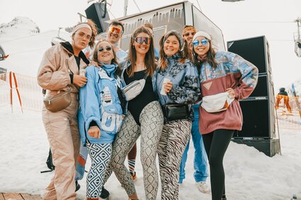Feiernde Gruppe von jungen Menschen in 80er Jahre Kleidung bei der Forever 80s Party in der Silvretta Montafon. | © Silvretta Montafon - Vanessa Strauch