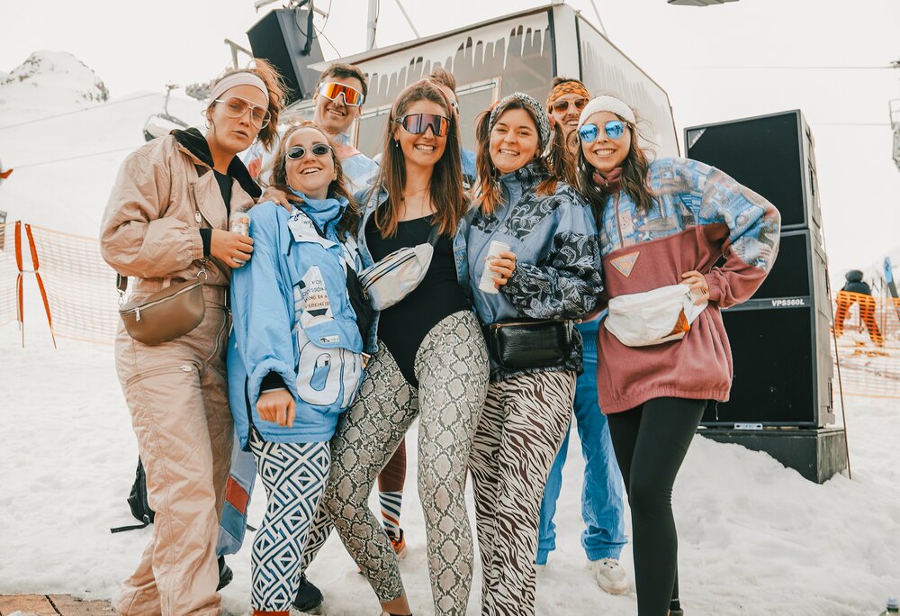 Feiernde Gruppe von jungen Menschen in 80er Jahre Kleidung bei der Forever 80s Party in der Silvretta Montafon. | © Silvretta Montafon - Vanessa Strauch
