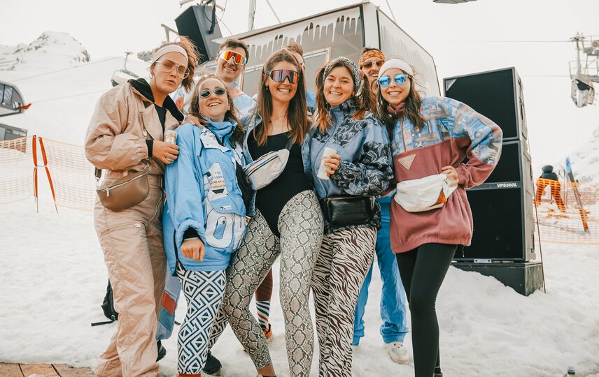 Feiernde Gruppe von jungen Menschen in 80er Jahre Kleidung bei der Forever 80s Party in der Silvretta Montafon. | © Silvretta Montafon - Vanessa Strauch