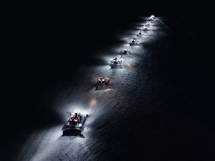 Pistenbullys beim präparieren der Pisten in der Silvretta Montafon | © Silvretta Montafon - Niklas Kirchler