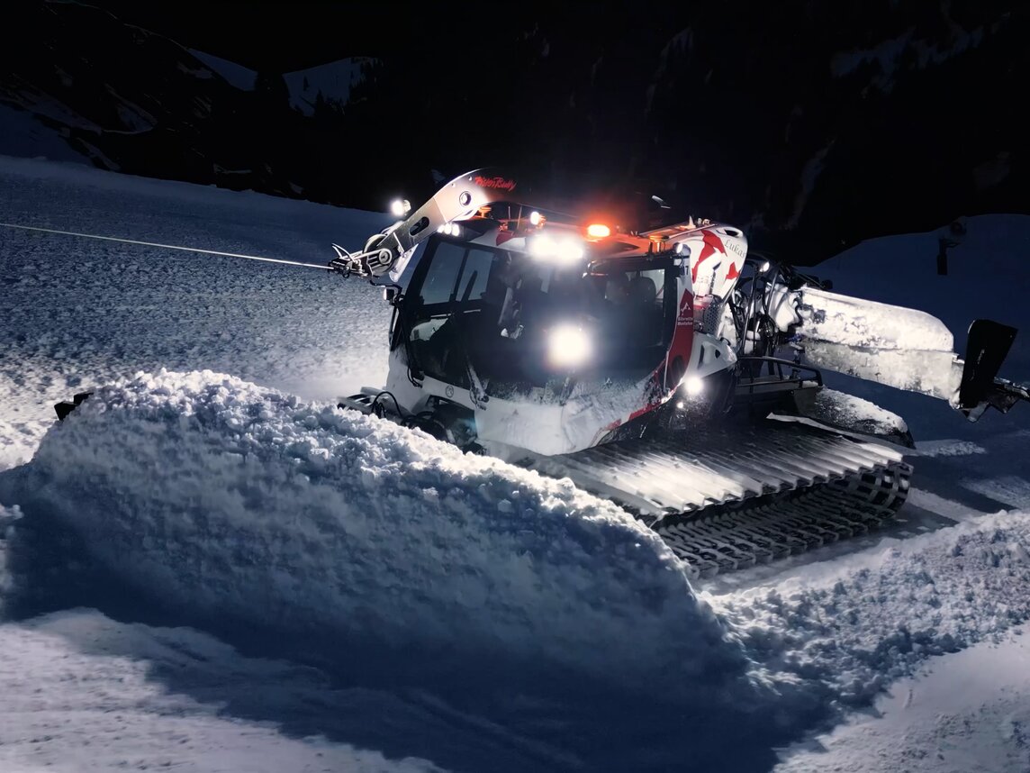 Ein Pistenbully bei der Pistenpräparierung in der Silvretta Montafon | © Silvretta Montafon - Niklas Kirchler