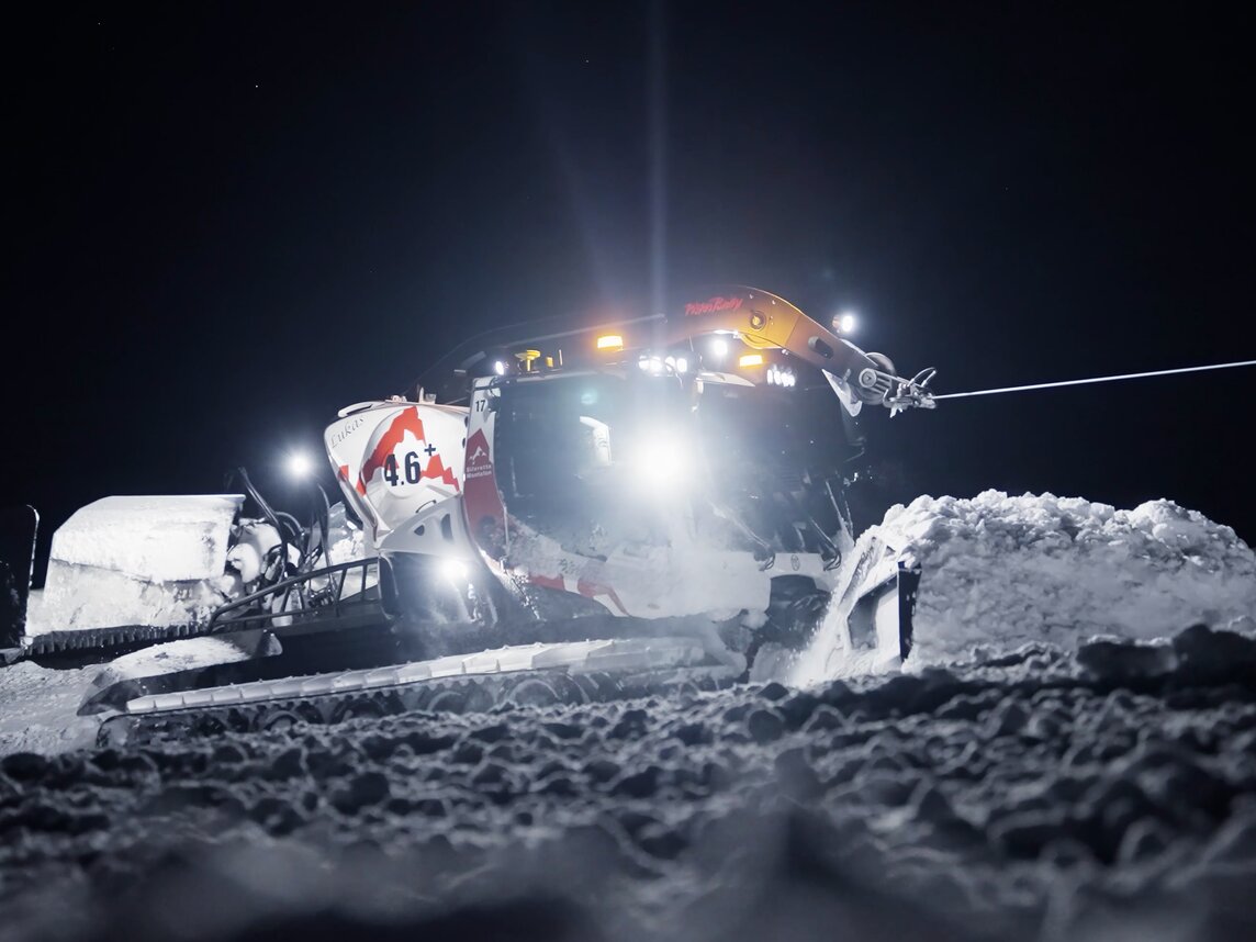 Ein Pistenbully bei der Präparierung der Piste in der Silvretta Montafon bei Nacht | © Silvretta Montafon - Niklas Kirchler