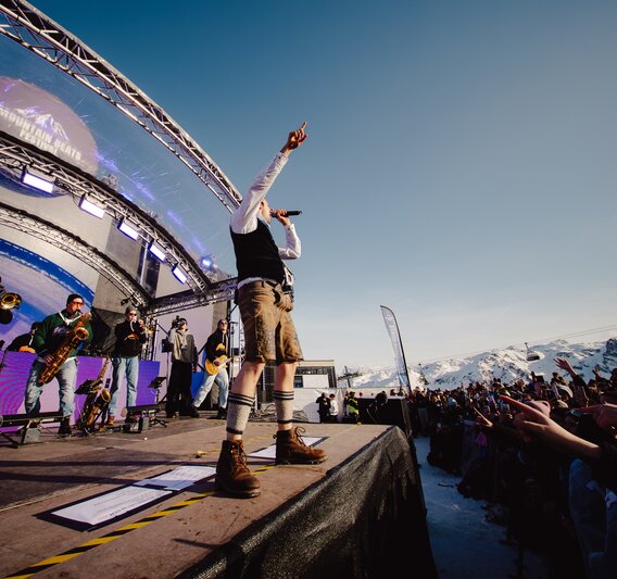 Musiker TREAM in Lederhosen auf einer großen Bühne beim Mountain Beats Festival - Silvretta Montafon | © Silvretta Montafon - goodguypaez
