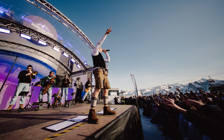 Musiker TREAM in Lederhosen auf einer großen Bühne beim Mountain Beats Festival - Silvretta Montafon | © Silvretta Montafon - goodguypaez