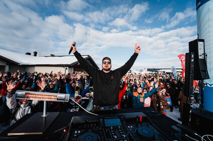DJ Big Tim auf der Bühne mit dem Publikum im Hintergrund in der Silvretta Montafon | © Silvretta Montafon - Big Tim