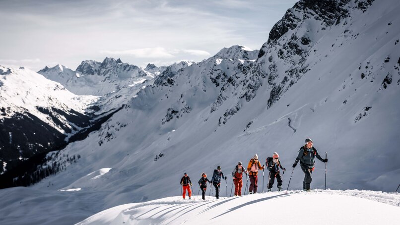 Eine Gruppe von Freeridern:innen beim Aufstieg im Gelände der Silvretta Montafon. | © Silvretta Montafon - Max Draeger