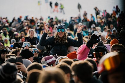 Feiernde Menschen auf dem Berg in der Silvretta Montafon | © Silvretta Montafon - GOODGUYPAEZ