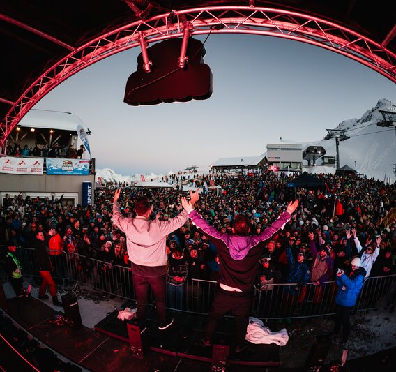 Festival im Skigebiet mit vielen feiernden Menschen. | © Silvretta Montafon - Kevin Krieg