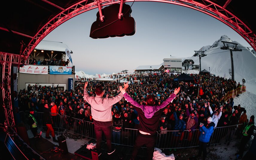 Festival im Skigebiet mit vielen feiernden Menschen. | © Silvretta Montafon - Kevin Krieg