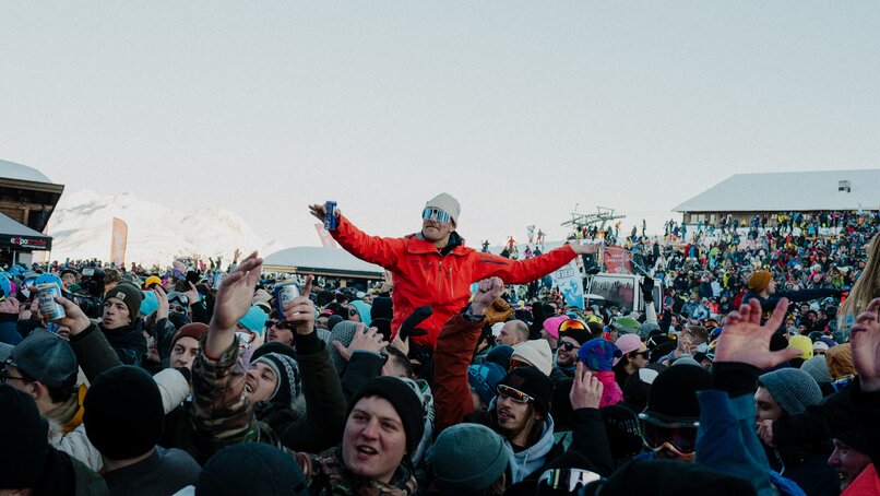 Festival im Skigebiet mit vielen feiernden Menschen. | © Silvretta Montafon - by GOODGUYPAEZ