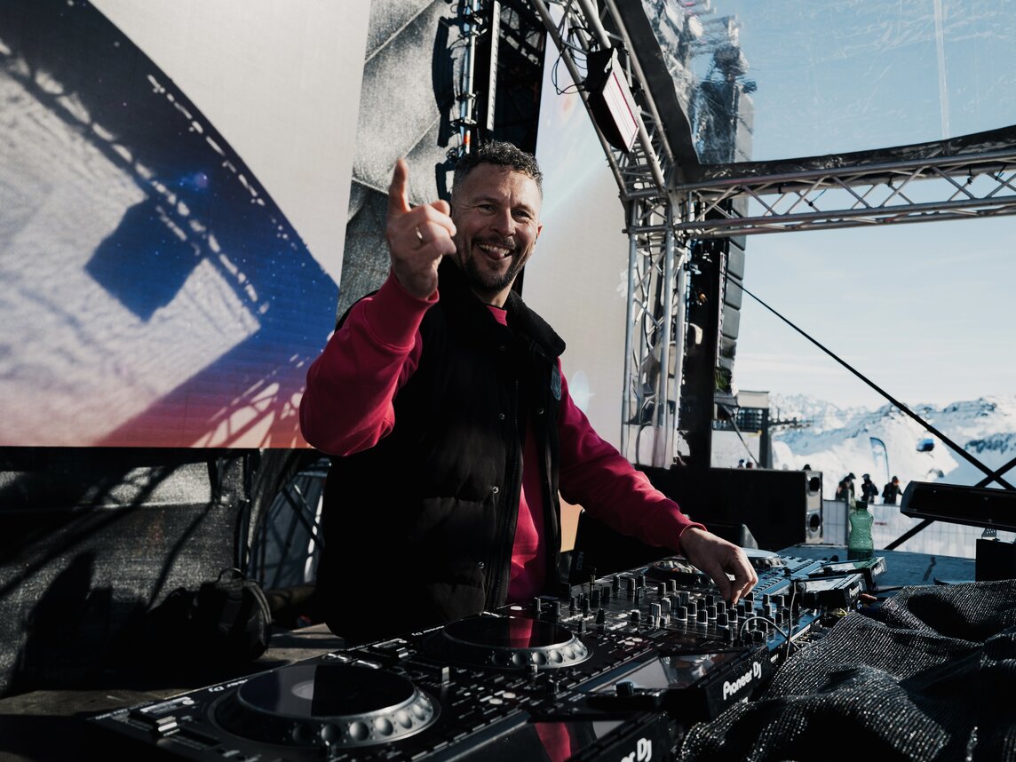 Sebastian Bronk - Silvretta Montafon | © Silvretta Montafon - GOODGUYPAEZ Sebastian Bronk auf der Bühne beim Mountain Beats Festival in der Silvretta Montafon | © Silvretta Montafon - GOODGUYPAEZ