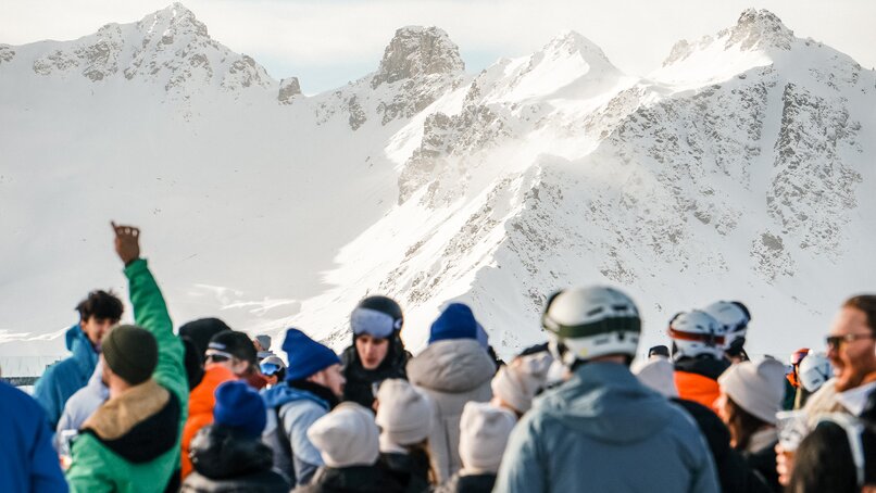 Eine Menge von Skifahrern am Berg beim Skiopening Montafon in der Silvretta Montafon. | © Silvretta Montafon - Vanessa Strauch