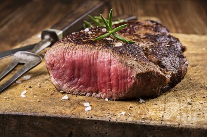 Ein Steak mit Gargrad medium-rare auf einem Holzbrett | © Silvretta Montafon