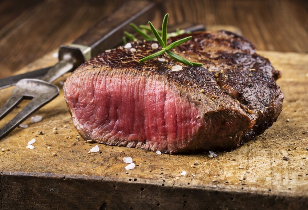 Ein Steak mit Gargrad medium-rare auf einem Holzbrett | © Silvretta Montafon