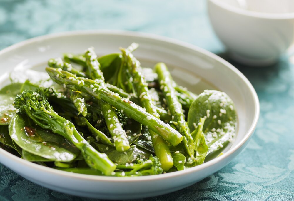 Grüner Spargel auf einem weißen Teller mit Sesam besprinkelt | © Silvretta Montafon - iStock