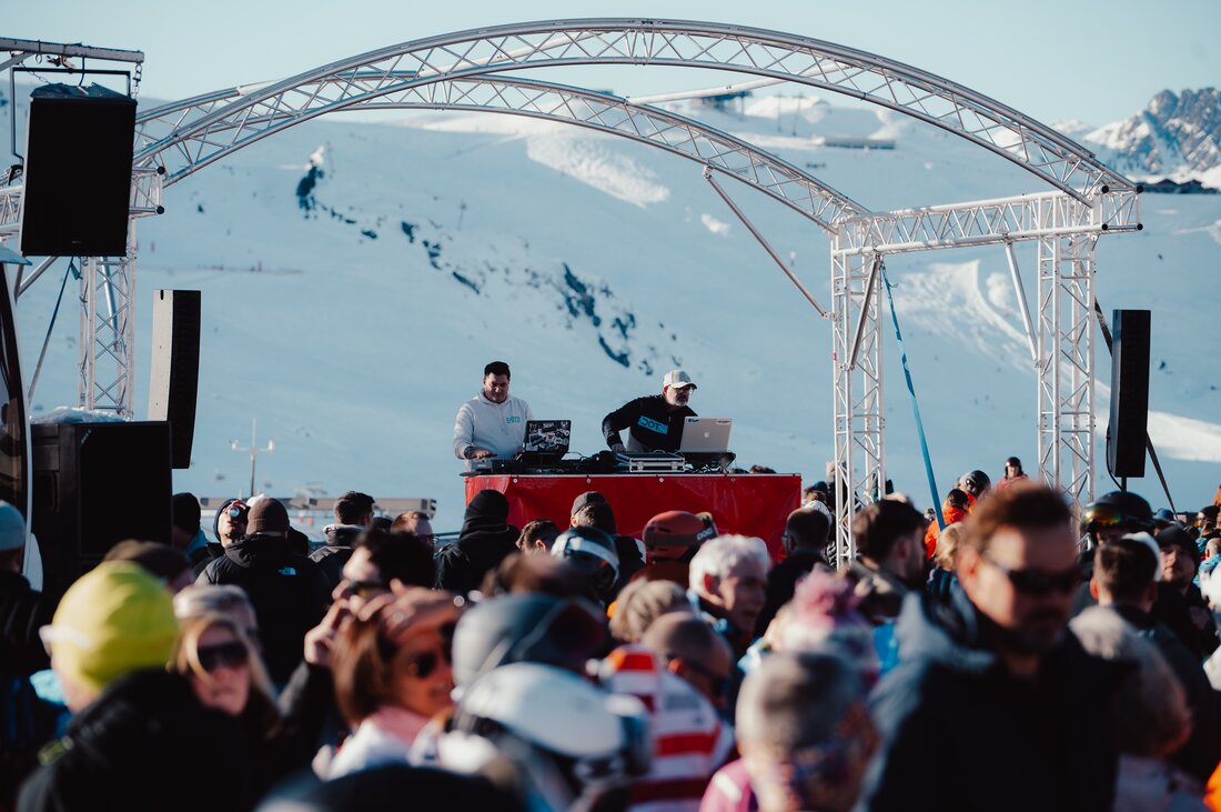 Tanzende und feiernde Menschen beim Uniskitag in der Silvretta Montafon | © Silvretta Montafon - GOODGUYPAEZ