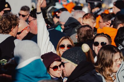 Tanzende und feiernde Menschen beim Uniskitag in der Silvretta Montafon | © Silvretta Montafon - GOODGUYPAEZ
